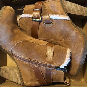 Camel /Tan suede ankle boots with faux fur